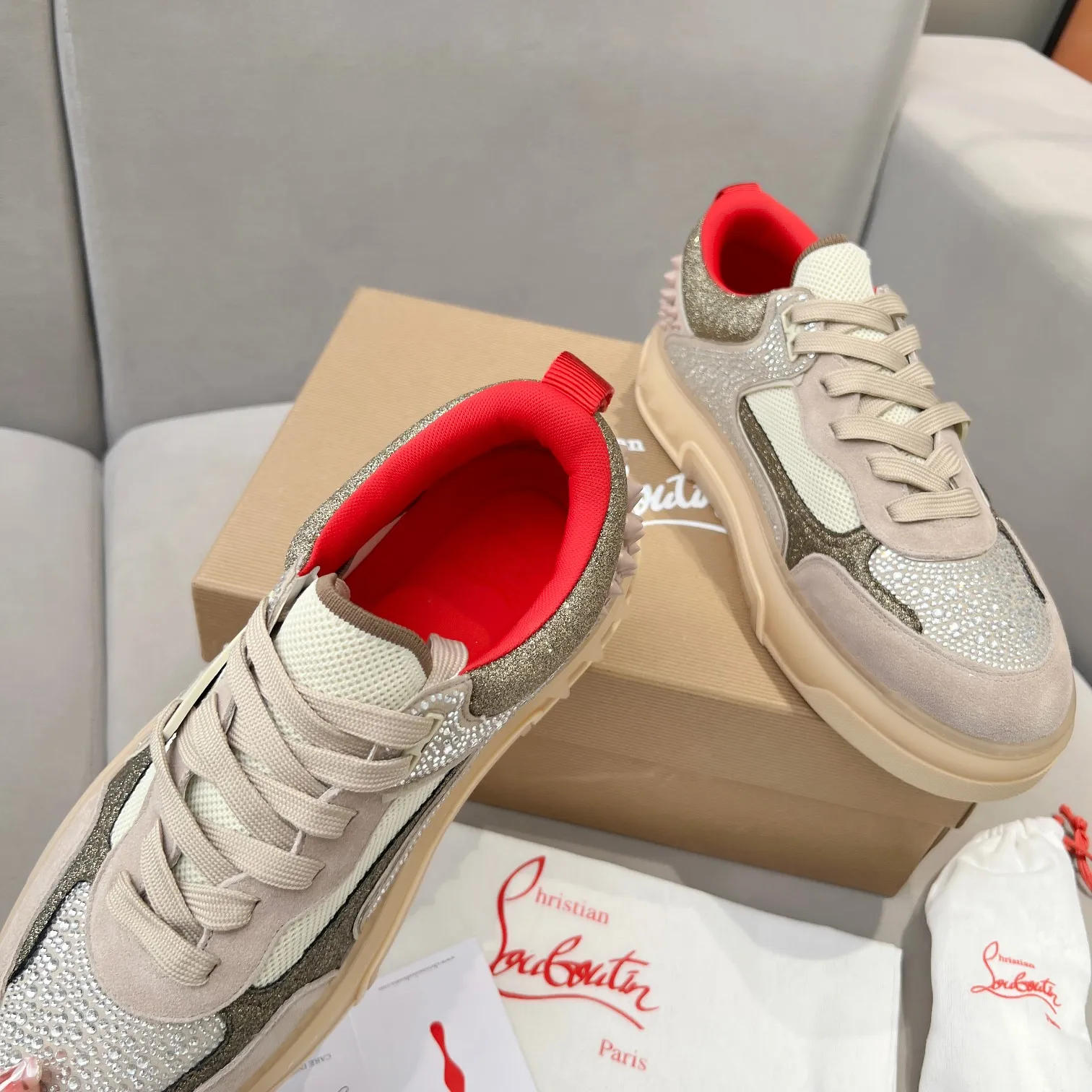 Men's clothing and shoes 💰760. Drill surface. 🌹🌹🌹̋Wang Junkai Yang Mi Xu Kai Zhang Jingyi Ding Chengxin Chen Muchi Wang Ziyi Same style Christian Louboutin 2024 [New product] Drill surface ASTROLOUBI thick-soled sports shoes for men, red-soled shoes, the perfect fusion of fashion and sports, The fabrics are made of luxurious calfskin, soft suede, smooth satin and laminated leather, and the back is decorated with classic rivets. The interior is blended with a knitted tongue for added durability, breathability and quick-drying comfort. The outsole is made of a combination of EVA foam and imported rubber, and the colorful CL iconic letters on the side of the outsole show the brand's unique style. It is a ceiling-level comfortable skate shoe! ! ! Multiple colors available, currently men’s sizes 39--45